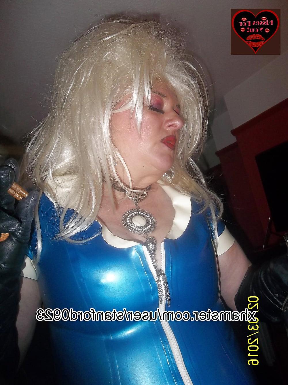 25P SMOKING SLUT IN RUBBER 3