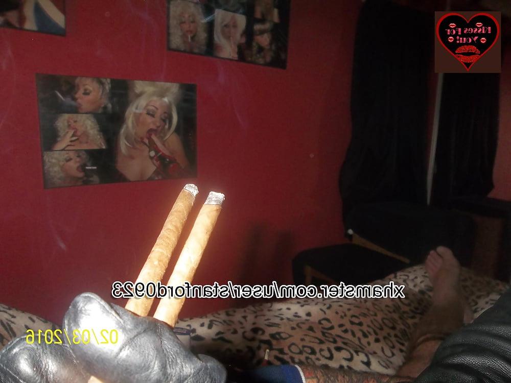 25P SMOKING SLUT IN RUBBER 3