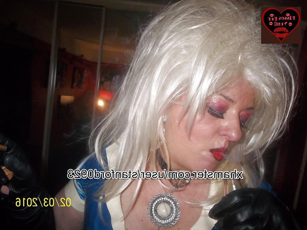 25P SMOKING SLUT IN RUBBER 3