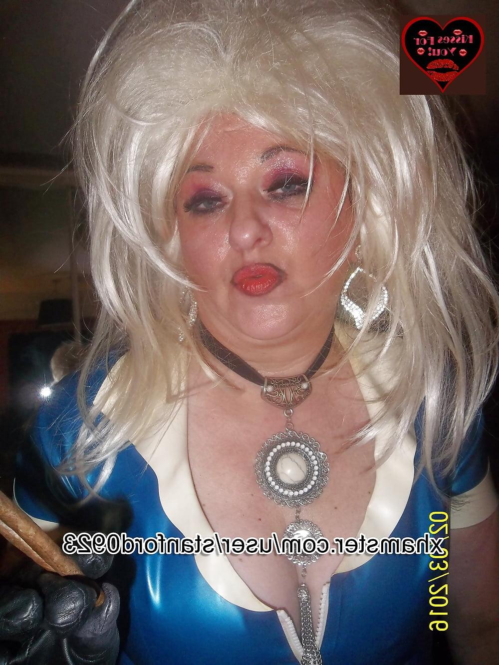 25P SMOKING SLUT IN RUBBER 3