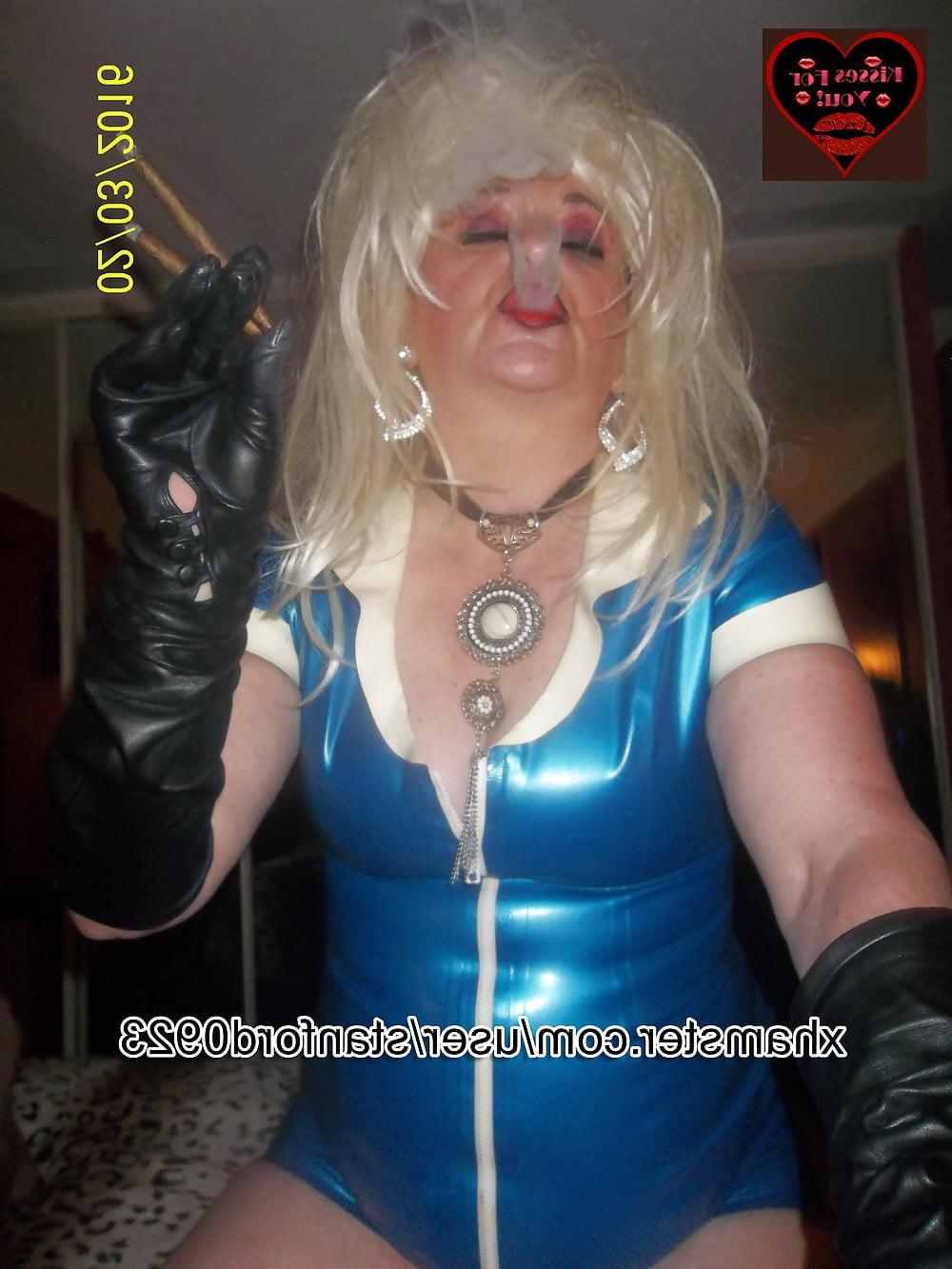 25P SMOKING SLUT IN RUBBER 3