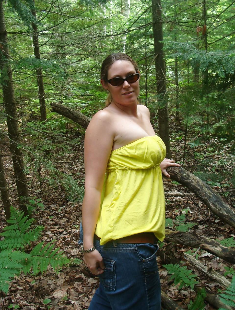 25P Mollige MILF im Wald