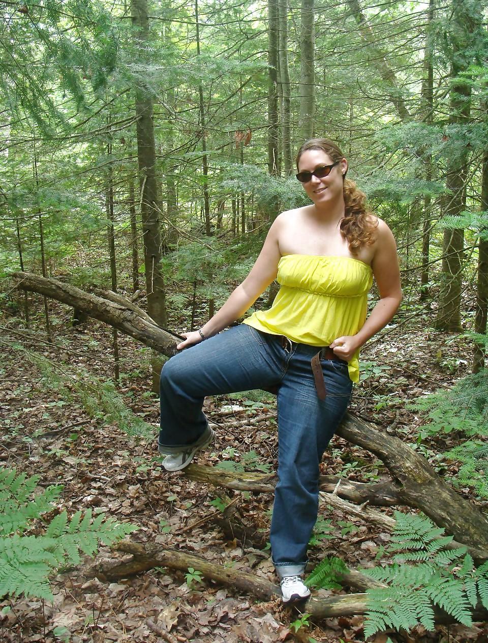 25P Mollige MILF im Wald