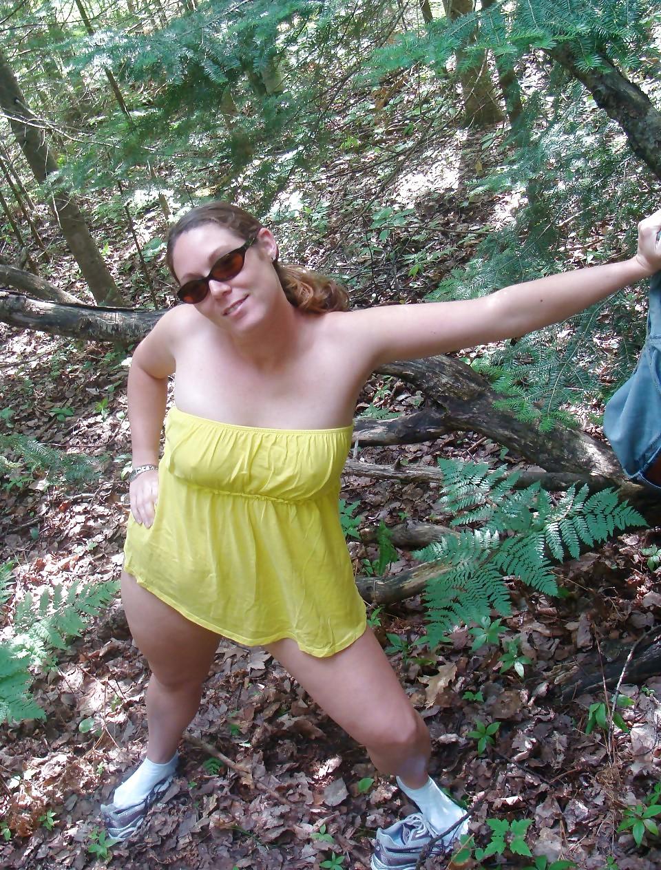 25P Mollige MILF im Wald