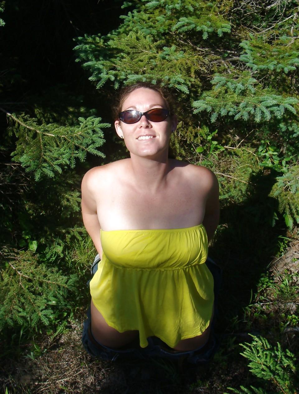25P Mollige MILF im Wald