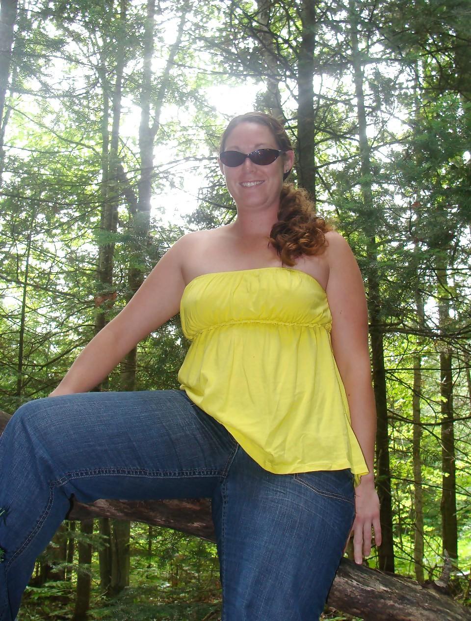25P Mollige MILF im Wald