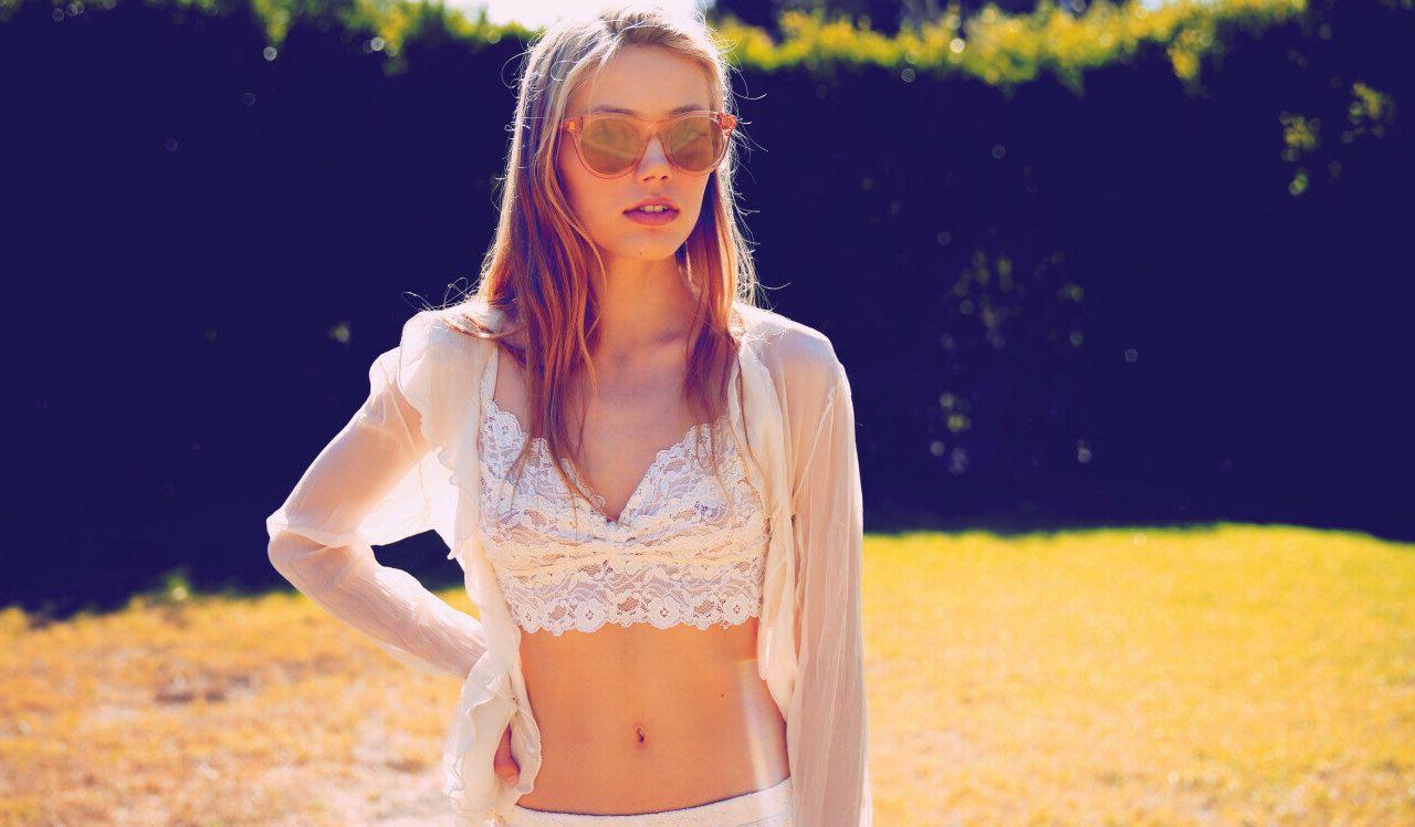 21P Grace Van Dien nude