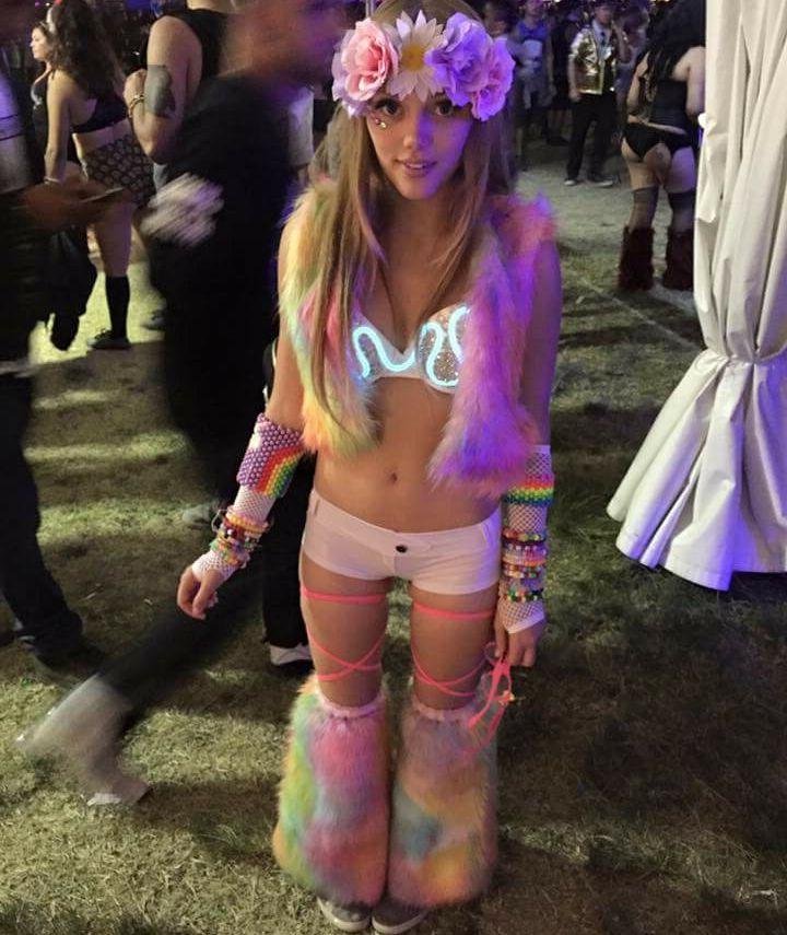21P Grace Van Dien nude