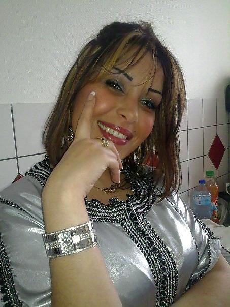 25P Porte le hijab au bled mais vrai salope dans la cite