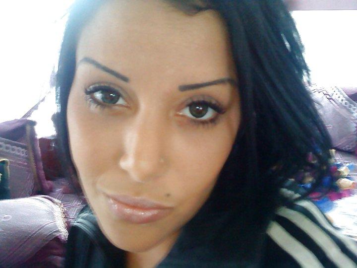 25P Porte le hijab au bled mais vrai salope dans la cite