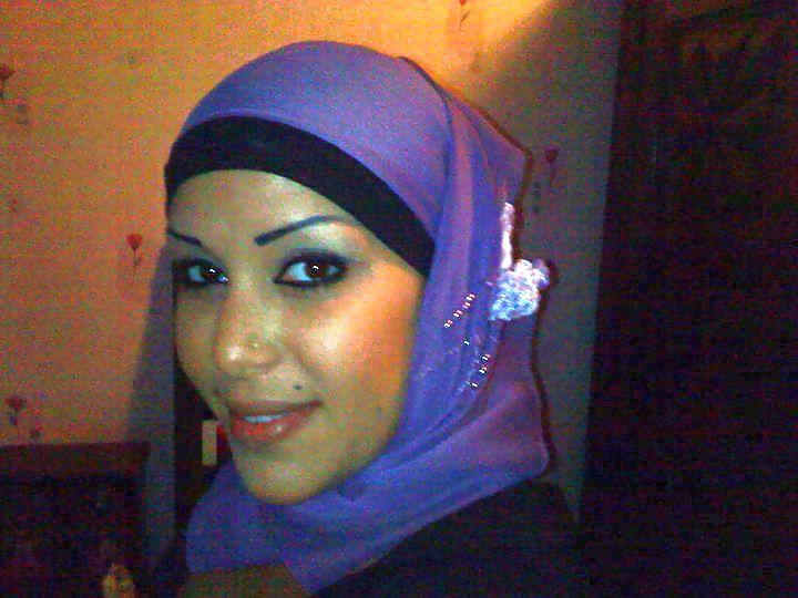 25P Porte le hijab au bled mais vrai salope dans la cite