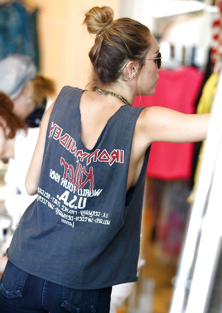25P Miley Cyrus SideBoob and Upskirt