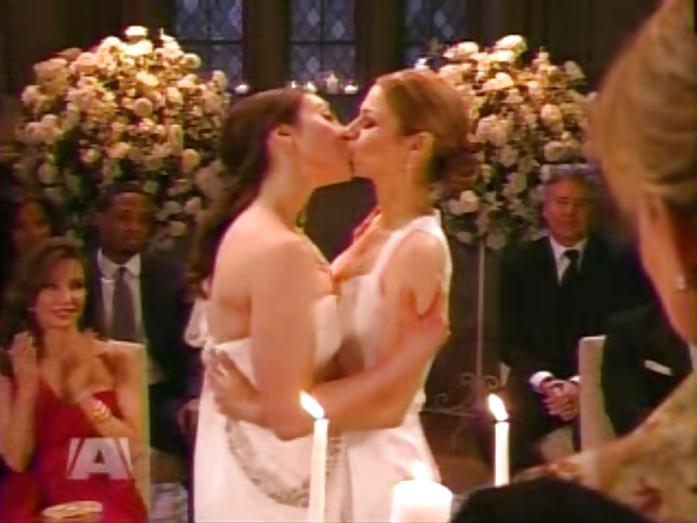 25P Lesbo kissing movie caps