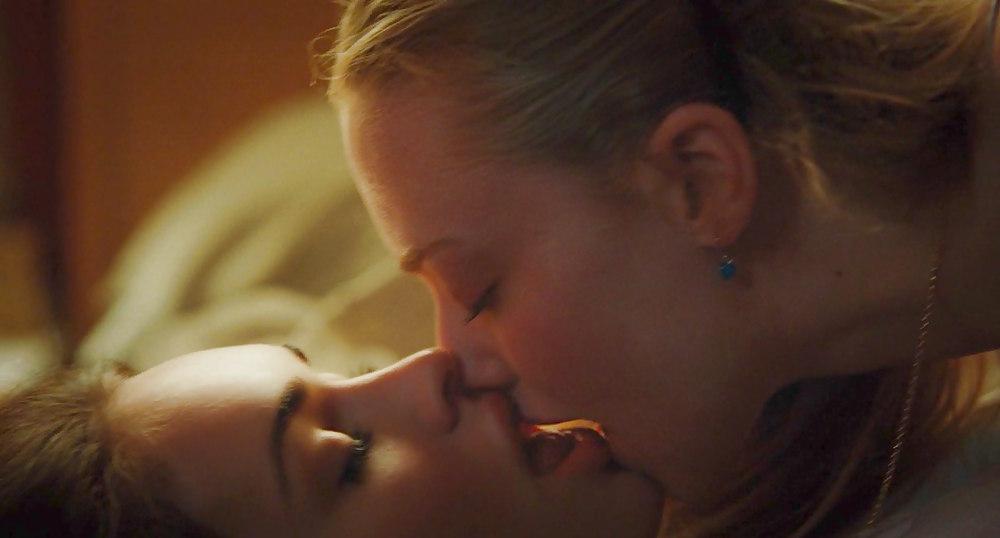 25P Lesbo kissing movie caps