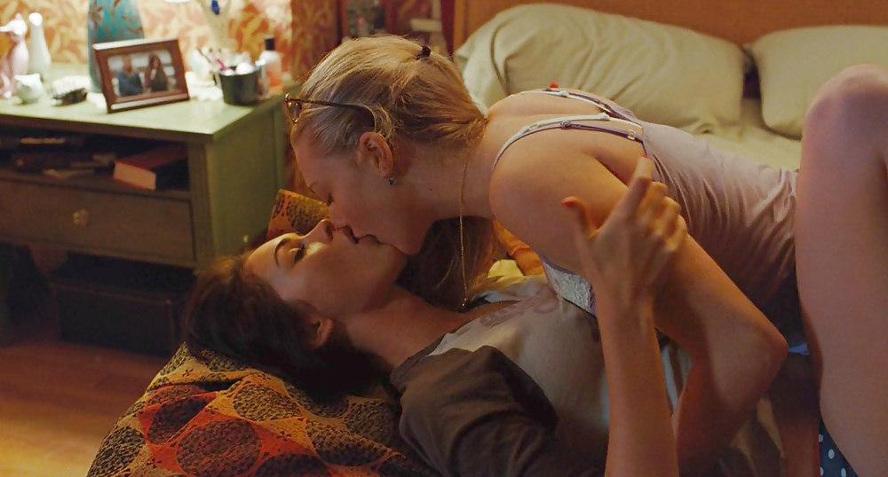 25P Lesbo kissing movie caps