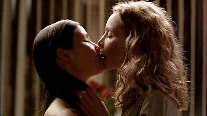 25P Lesbo kissing movie caps