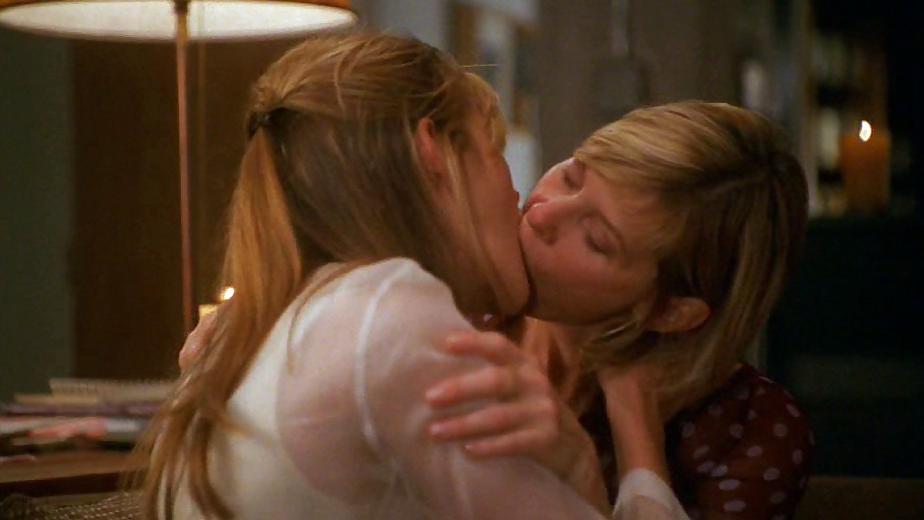 25P Lesbo kissing movie caps