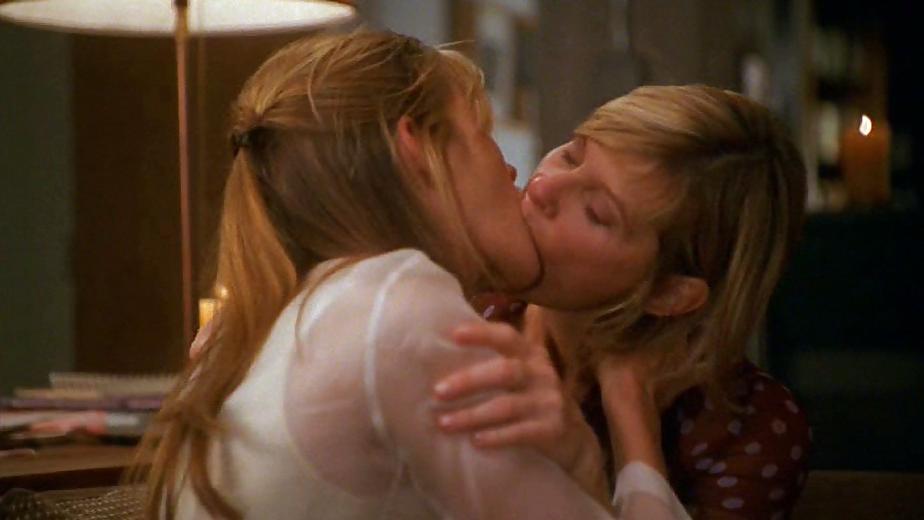 25P Lesbo kissing movie caps