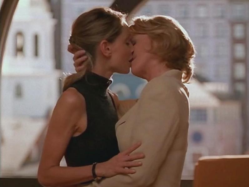 25P Lesbo kissing movie caps