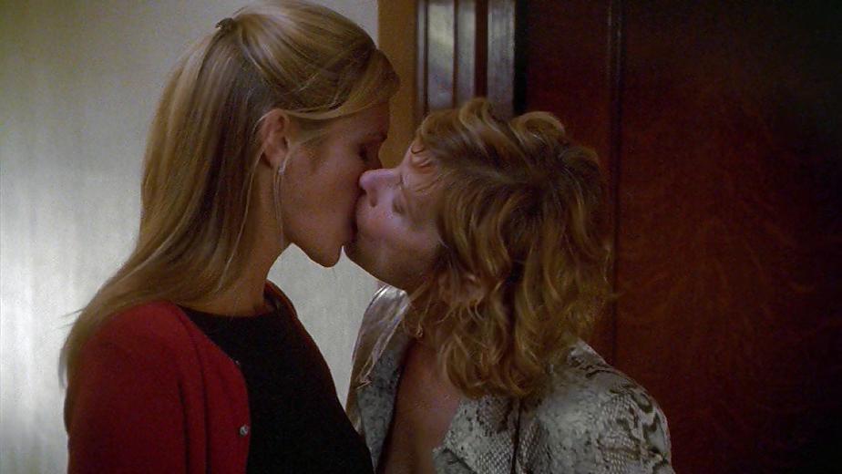 25P Lesbo kissing movie caps