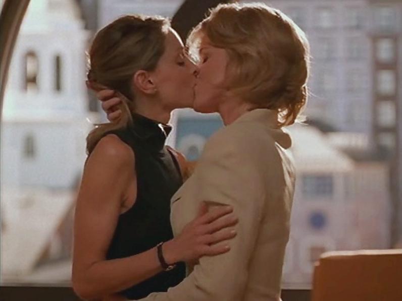 25P Lesbo kissing movie caps