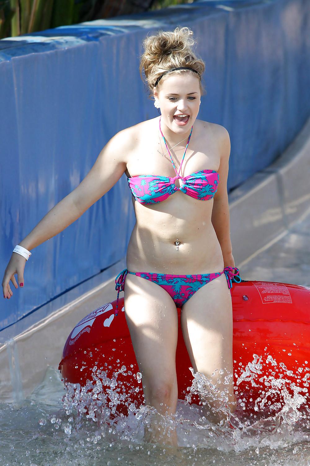 25P Bikinis At The Waterpark