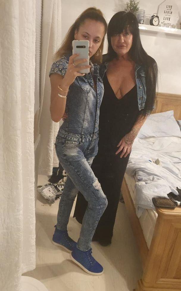 25P Mom_vs_daughter nude
