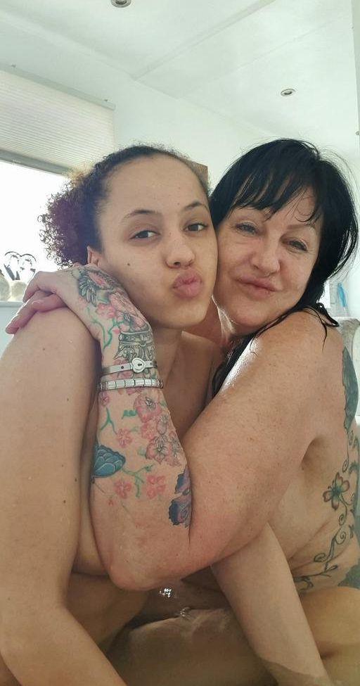 25P Mom_vs_daughter nude