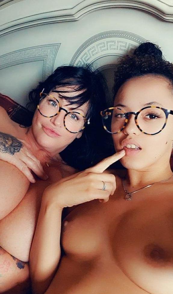 25P Mom_vs_daughter nude