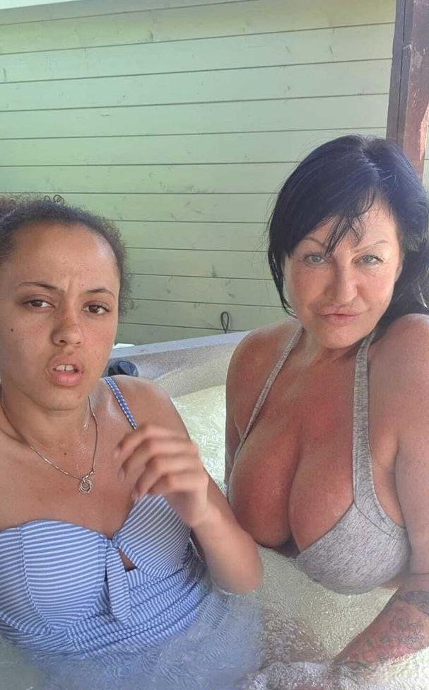 25P Mom_vs_daughter nude