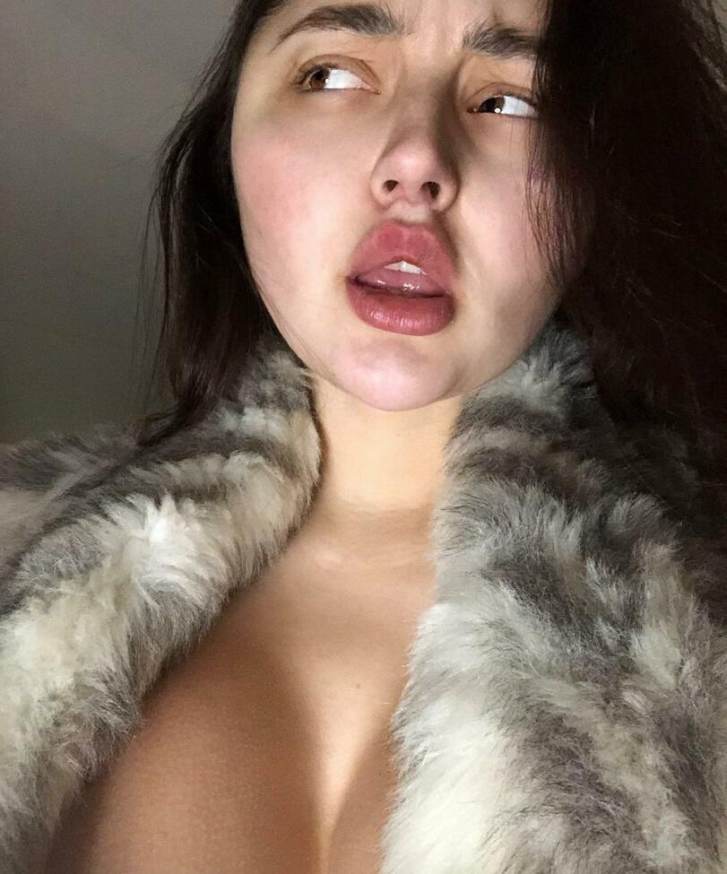 4P IconicDovile ???? Virgin nude