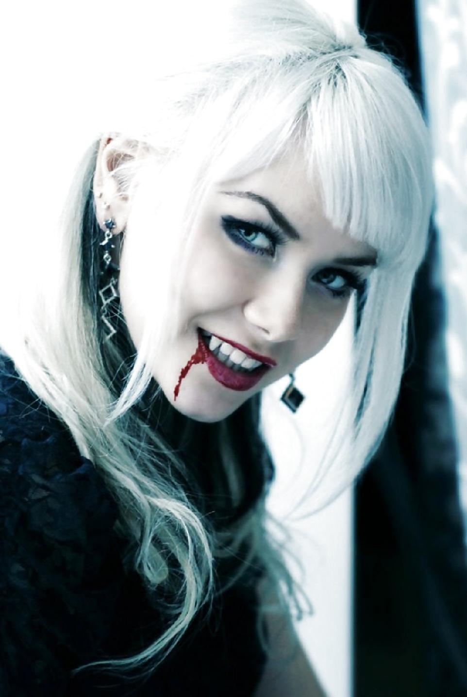 25P Sexy Vampires