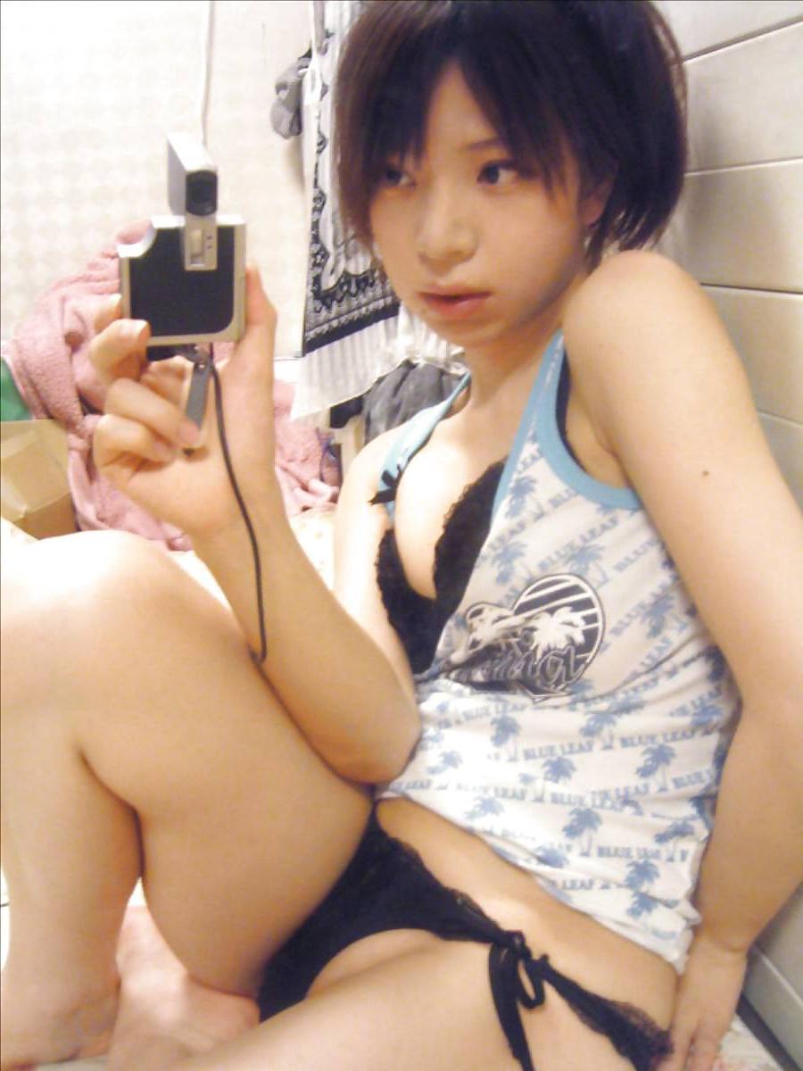 25P Cute Asian with a Cheap Camera