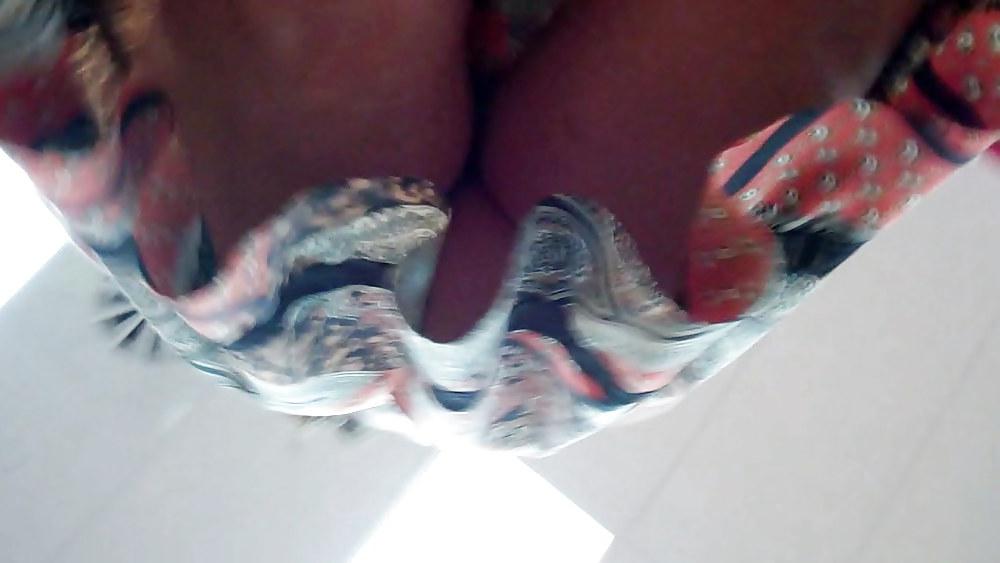 10P Bubble butt upskirt milf