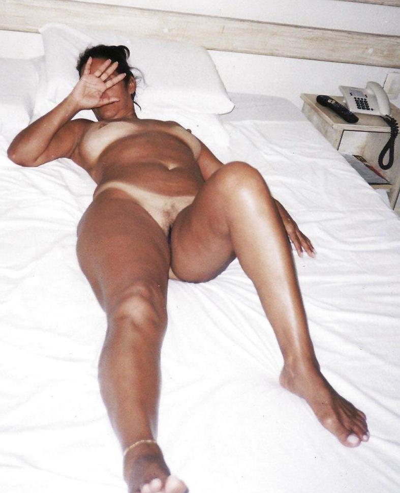 9P Sexy Greek MILF