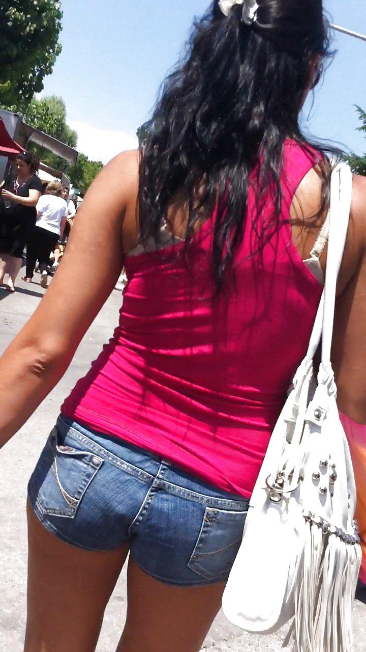 25P GREEK GIRLS IN SHORTS