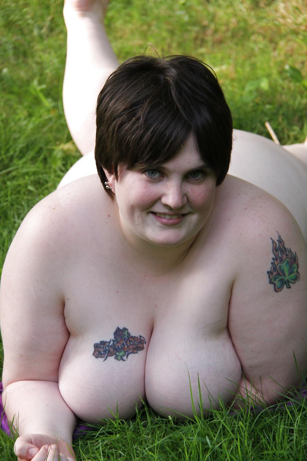 25P BBW Slutwife in park