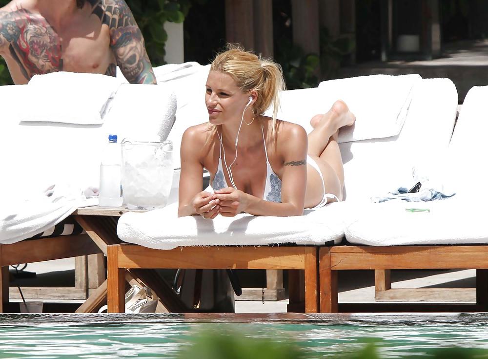 25P Michelle Hunziker  III