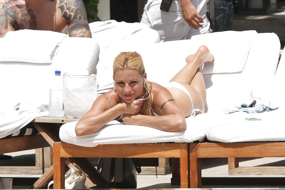 25P Michelle Hunziker  III