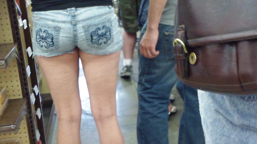 25P Standing in line behind Miss Sugar ass & butt in shorts