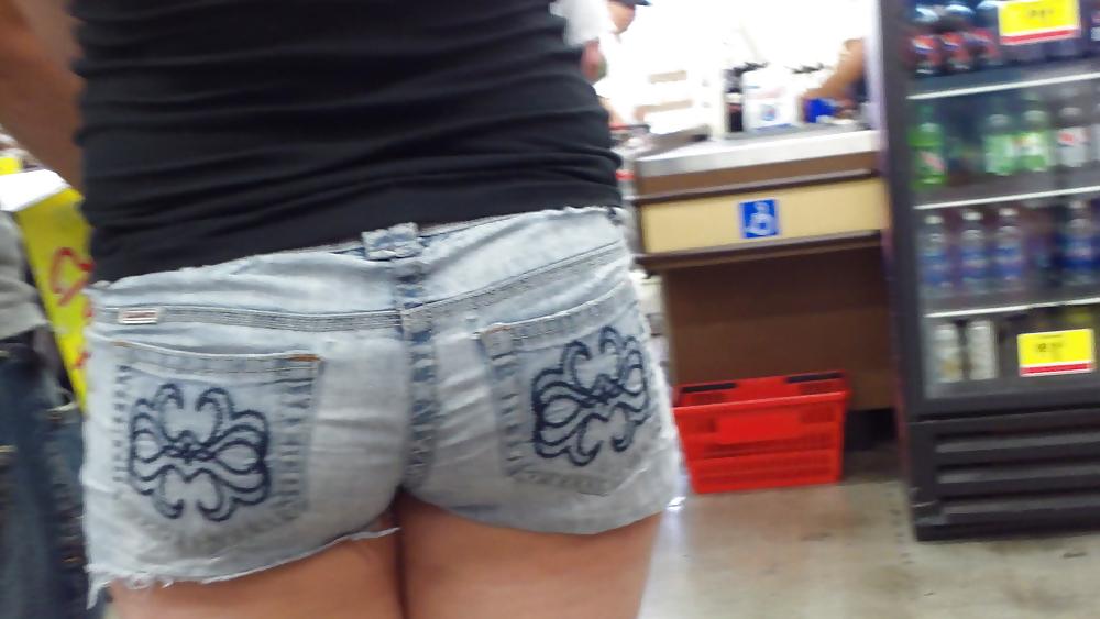 25P Standing in line behind Miss Sugar ass & butt in shorts
