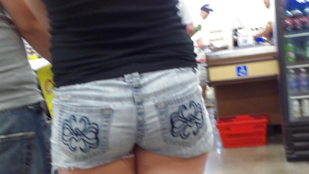 25P Standing in line behind Miss Sugar ass & butt in shorts