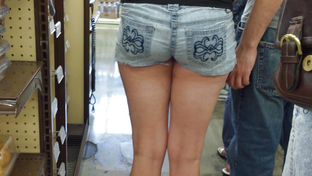 25P Standing in line behind Miss Sugar ass & butt in shorts