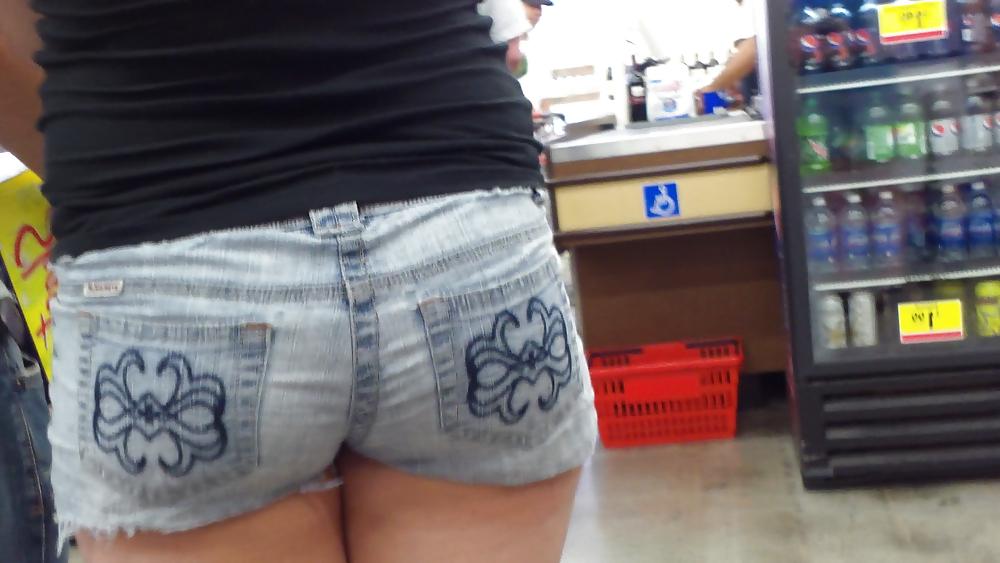 25P Standing in line behind Miss Sugar ass & butt in shorts