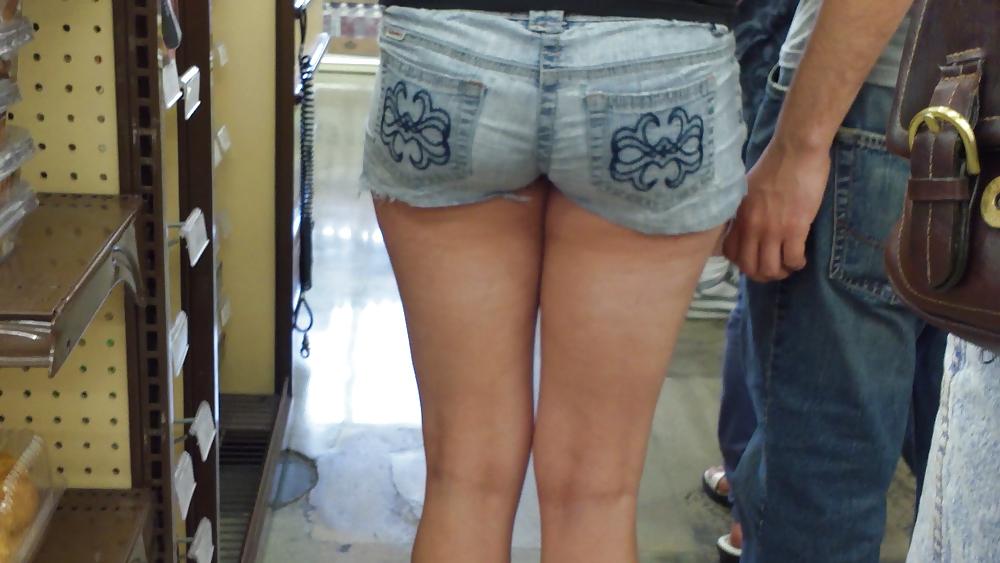 25P Standing in line behind Miss Sugar ass & butt in shorts