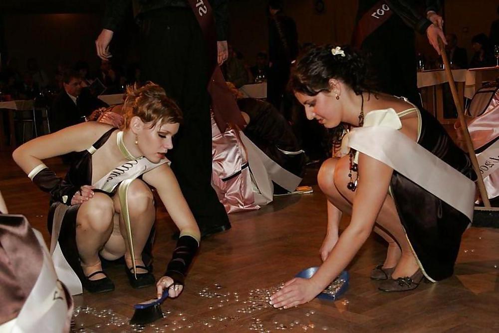 25P Upskirt Squatting 2