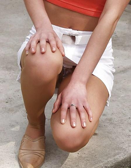 25P Upskirt Squatting 2