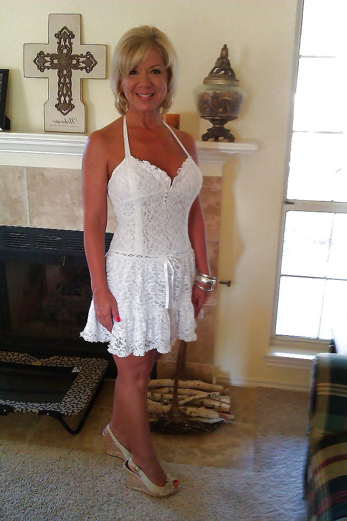 25P Legs, high heels, lots of photos