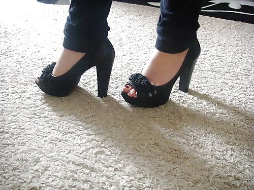 25P Legs, high heels, lots of photos