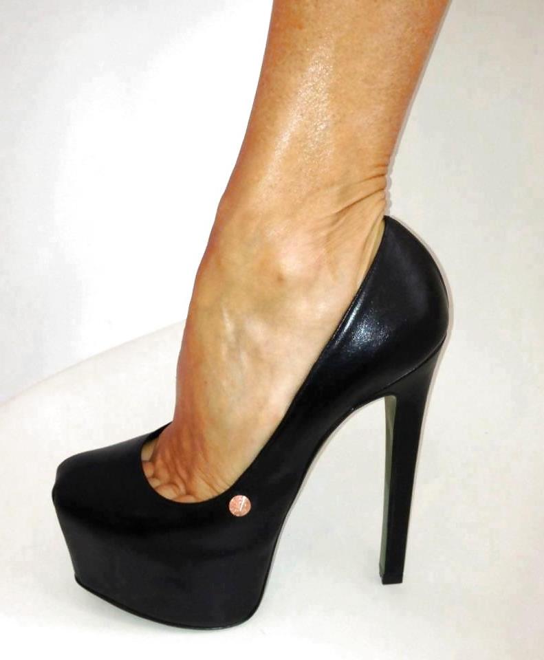 25P Legs, high heels, lots of photos